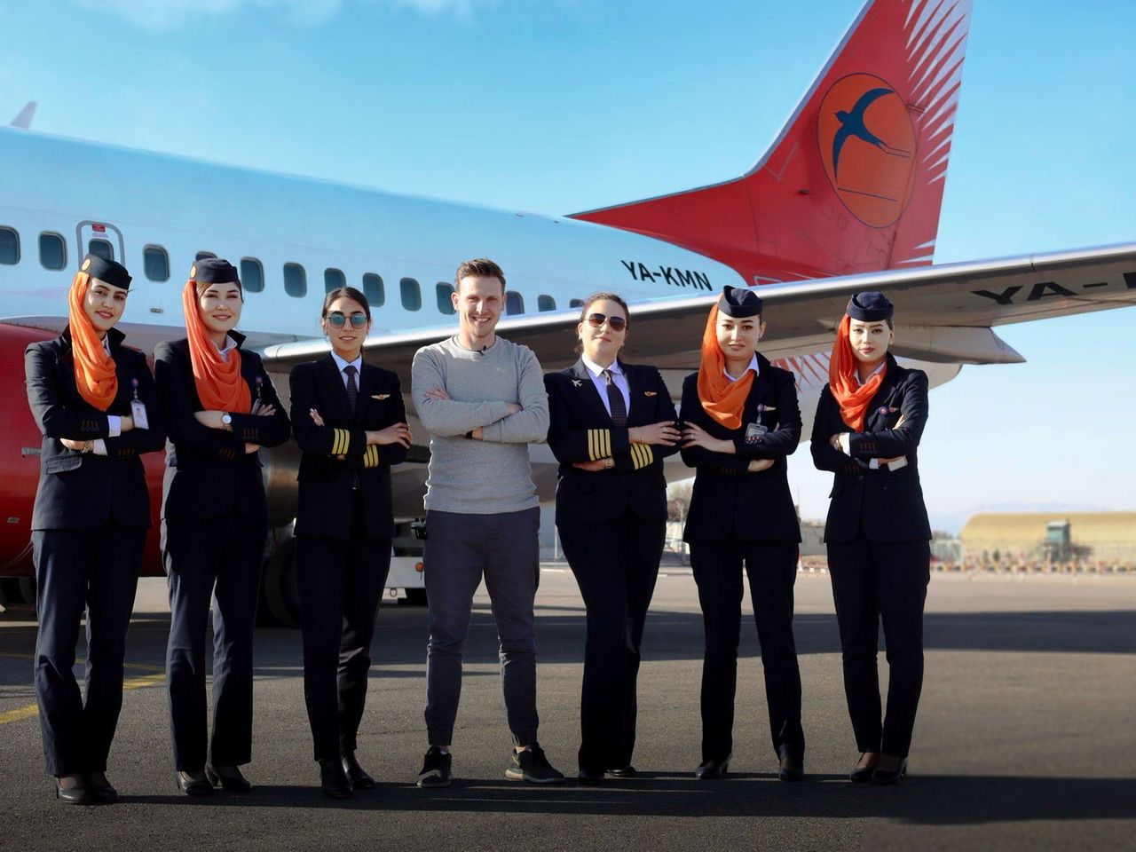 Josh Cahill mit Pilotinnen und Stewardessen aus Afghanistan, Kam Air