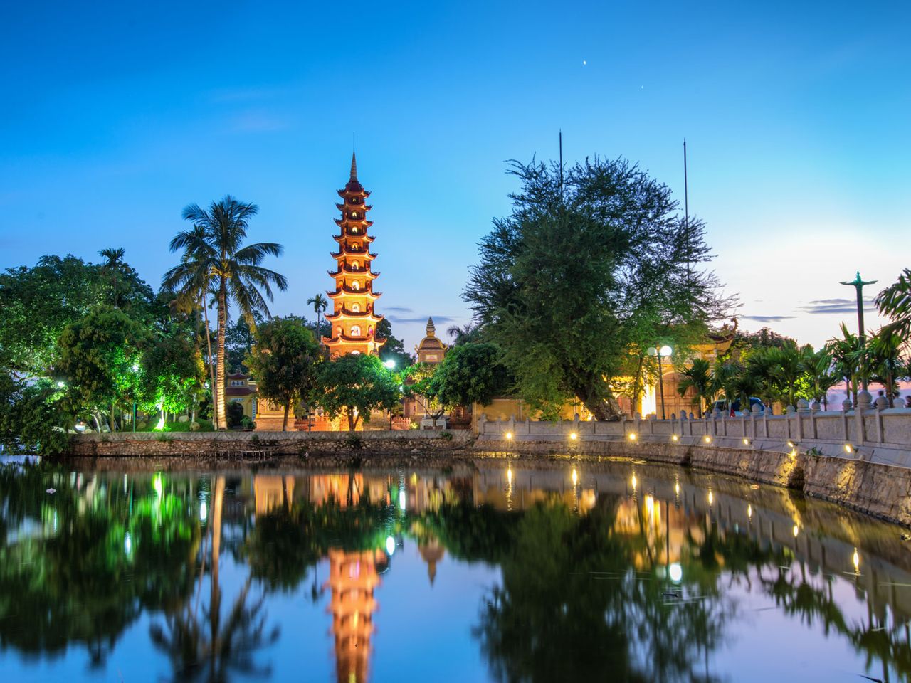 Die Trấn Quốc-Pagode in Hanoi am Abend
