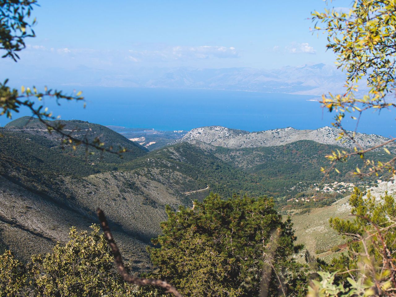 Blick vom Gipfel des Pantokrator auf Korfu und das Meer