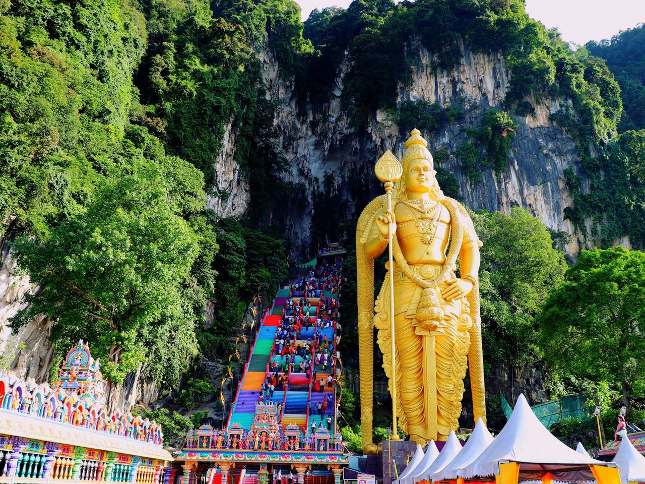 Batu Caves in Malaysia von außen