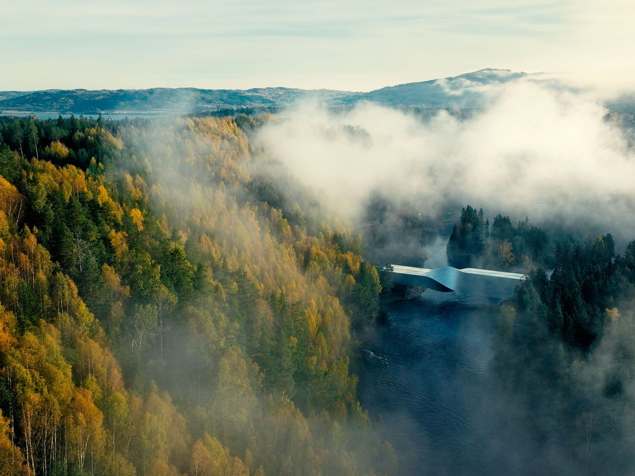 Blick von oben auf The Twist im nebelverhangenen Wald von Norwegen