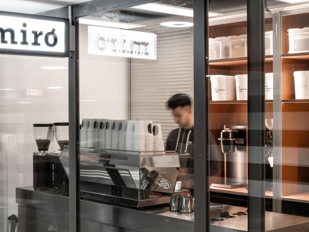 Barista hinter der Kaffeemaschine, miró manufactura de café