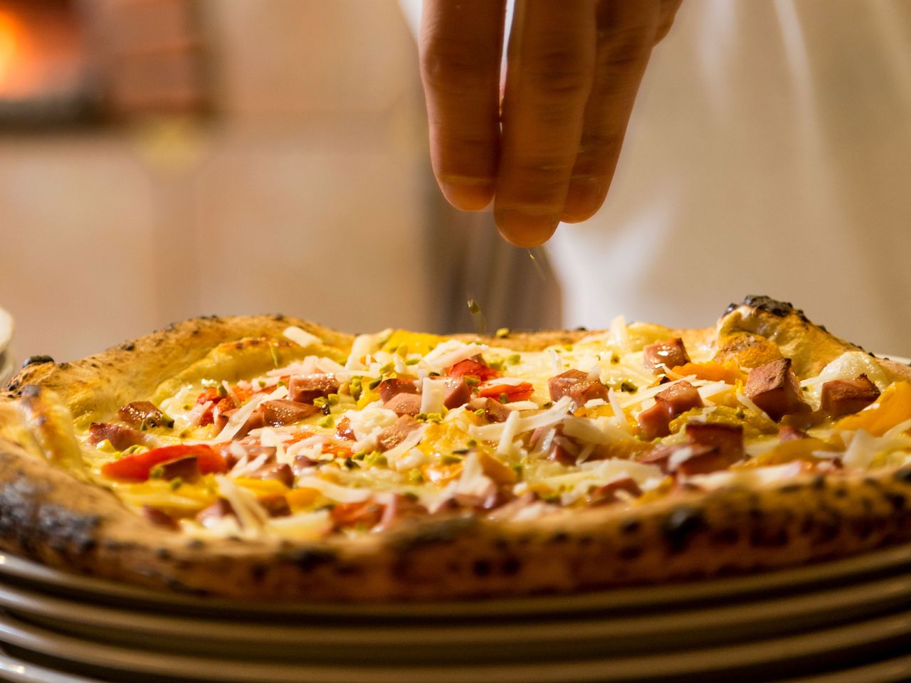 Pizza wird belegt, Pizzeria in Italien