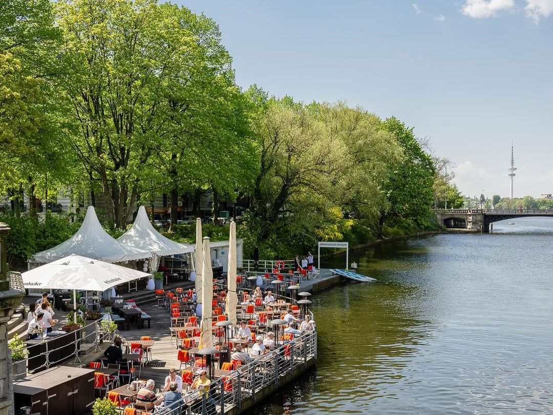 Blick von oben auf Kanal und Spanische Treppe in Hamburg