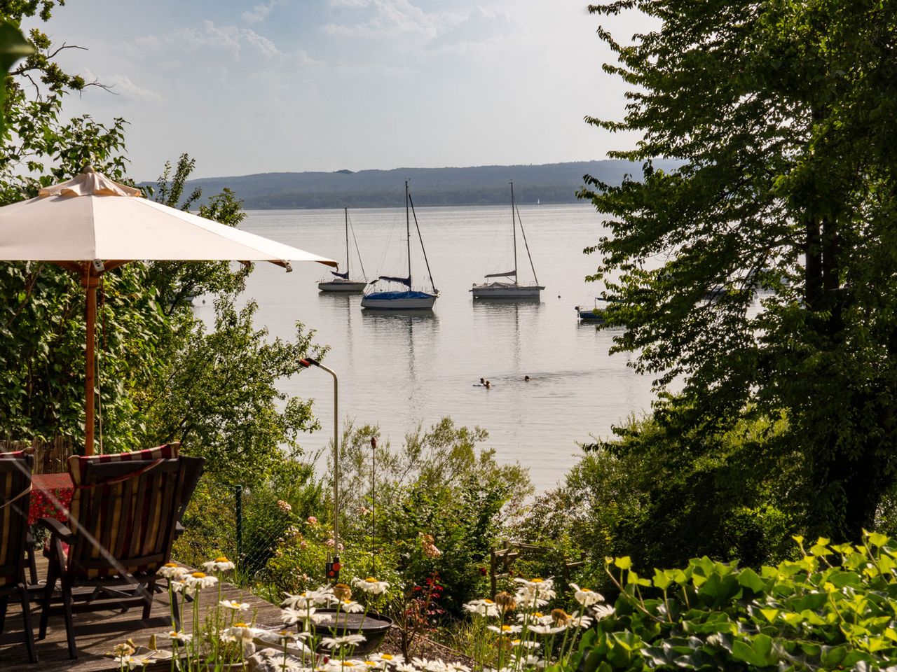 Blick von einem Café auf den Ammersee