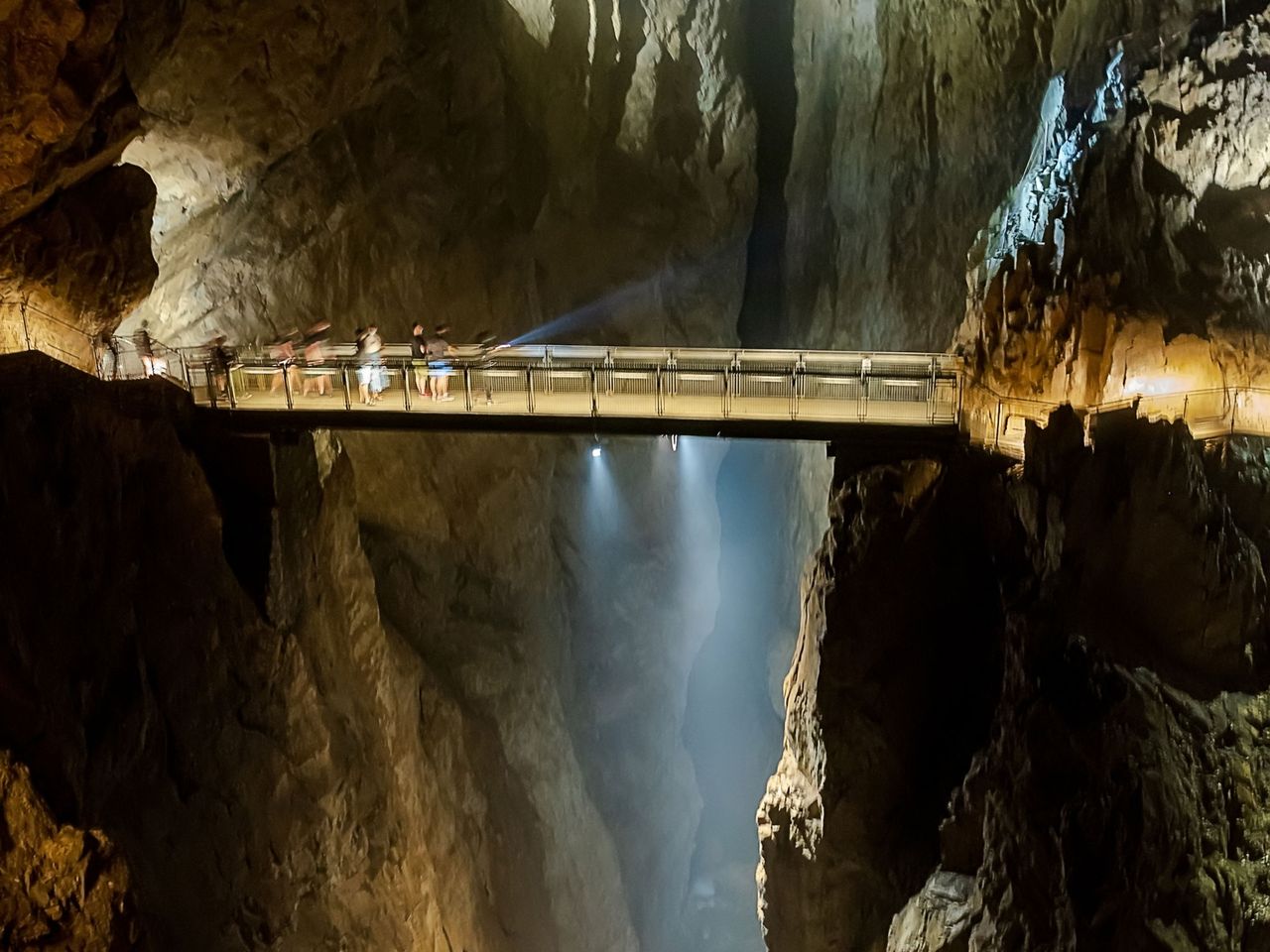 Brücke in einer der Škocjan-Höhlen