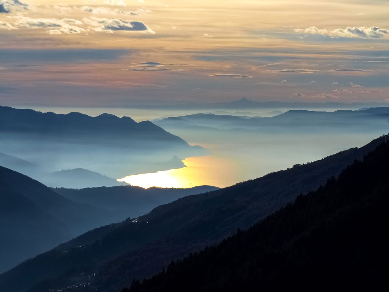 Blick vom Monte Gambarogno auf den Lago Maggiore zum Sonnenuntergang