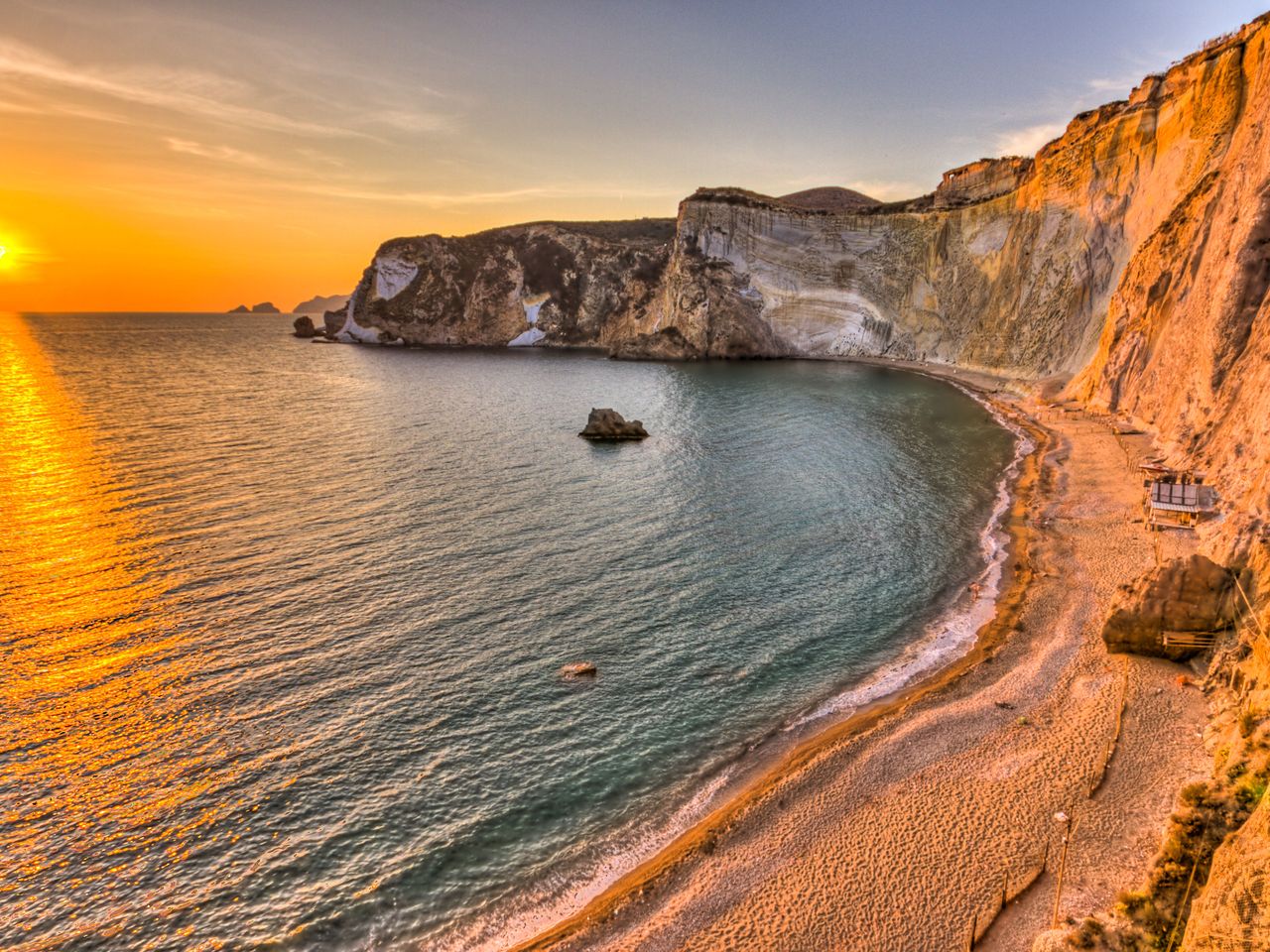 Steilwand und Strand auf Ponza, Insel Italiens