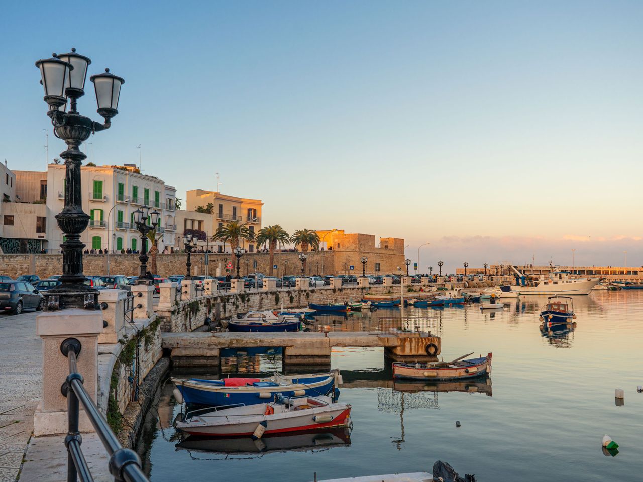 Boote im Hafen von Bari, Apulien