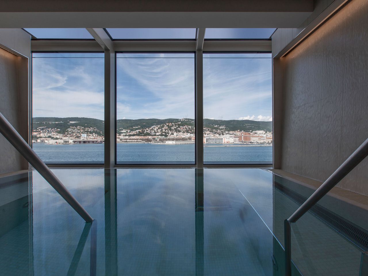 Indoor-Infinity-Pool auf der Silver Ray