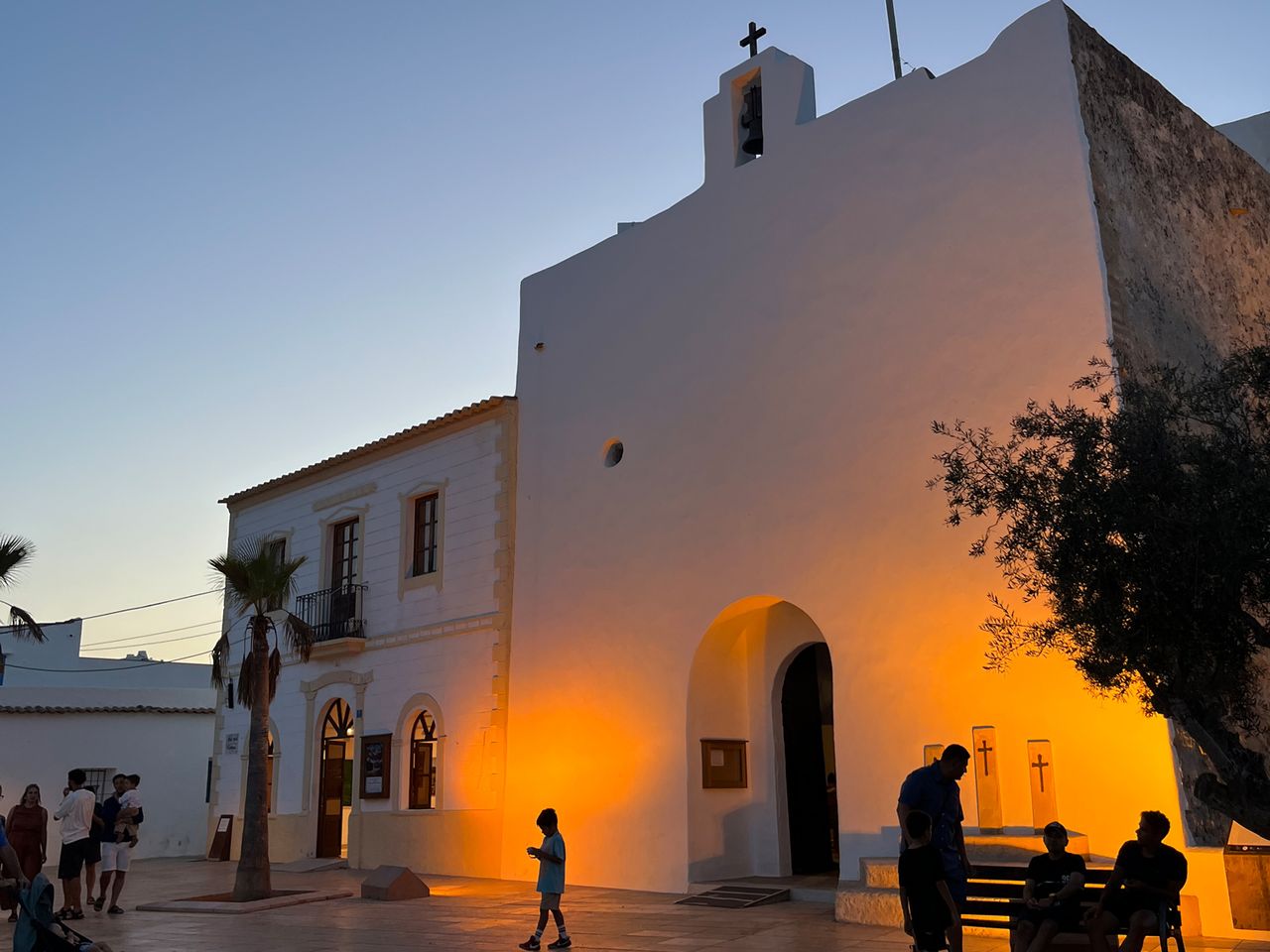 Kirche und Kirchplatz in Sant Francesc de Formentera
