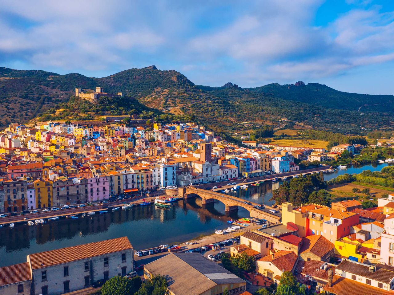 Bunte Häuschen und der Fluss Temo in Bosa, Sardinien