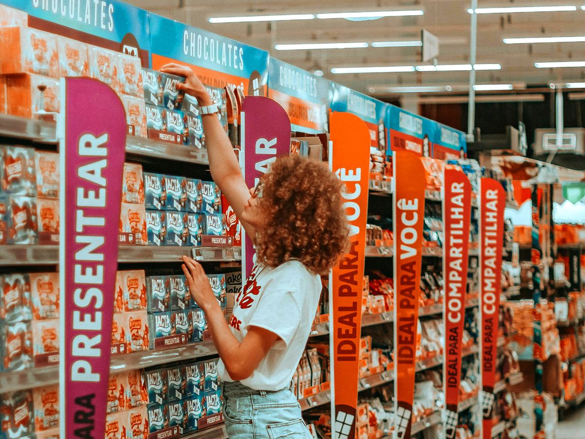 Eine Frau kauft in einem Supermarkt ein