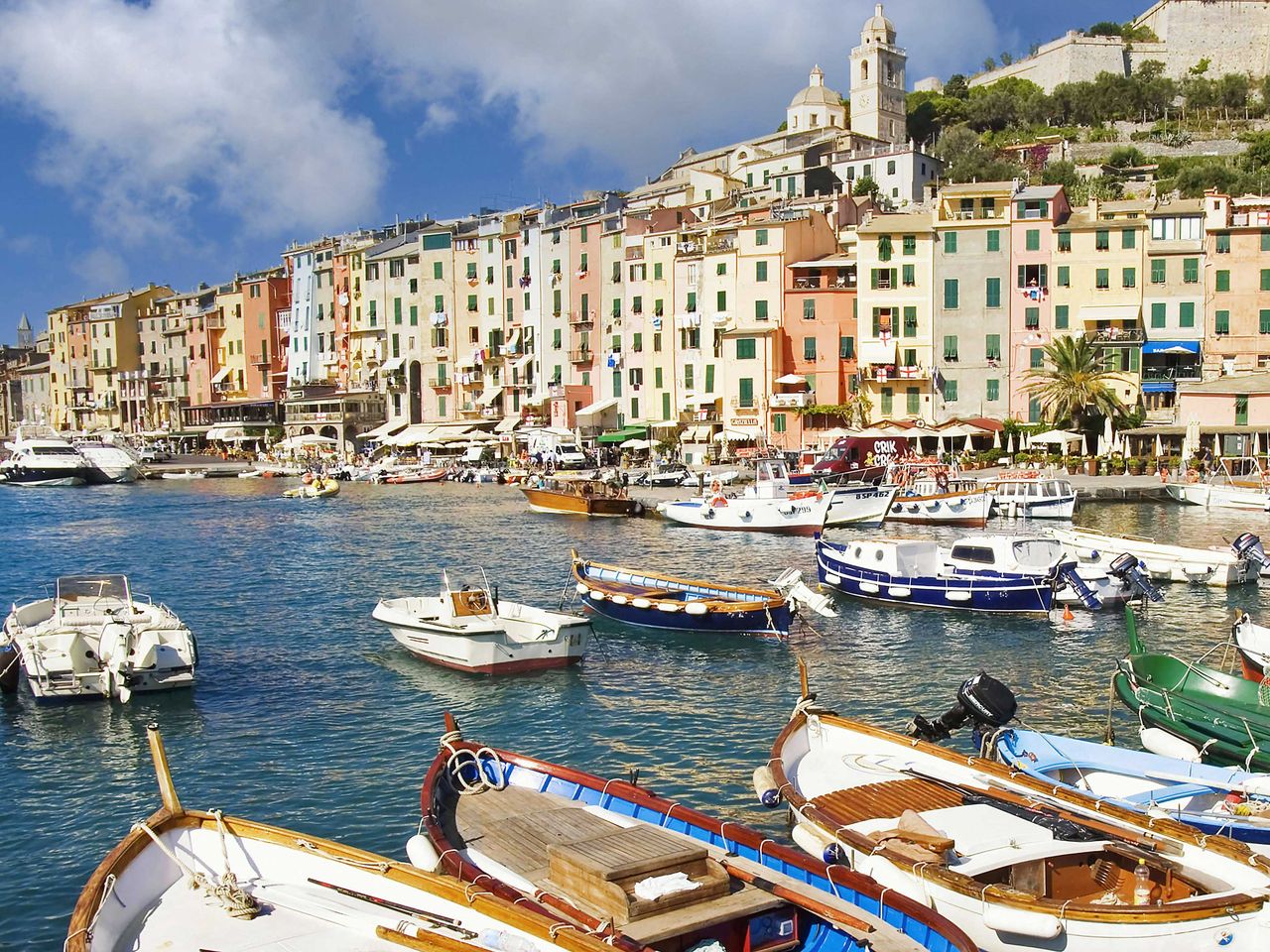 Boote schippern im Hafen von Porto Venere, Ligurien