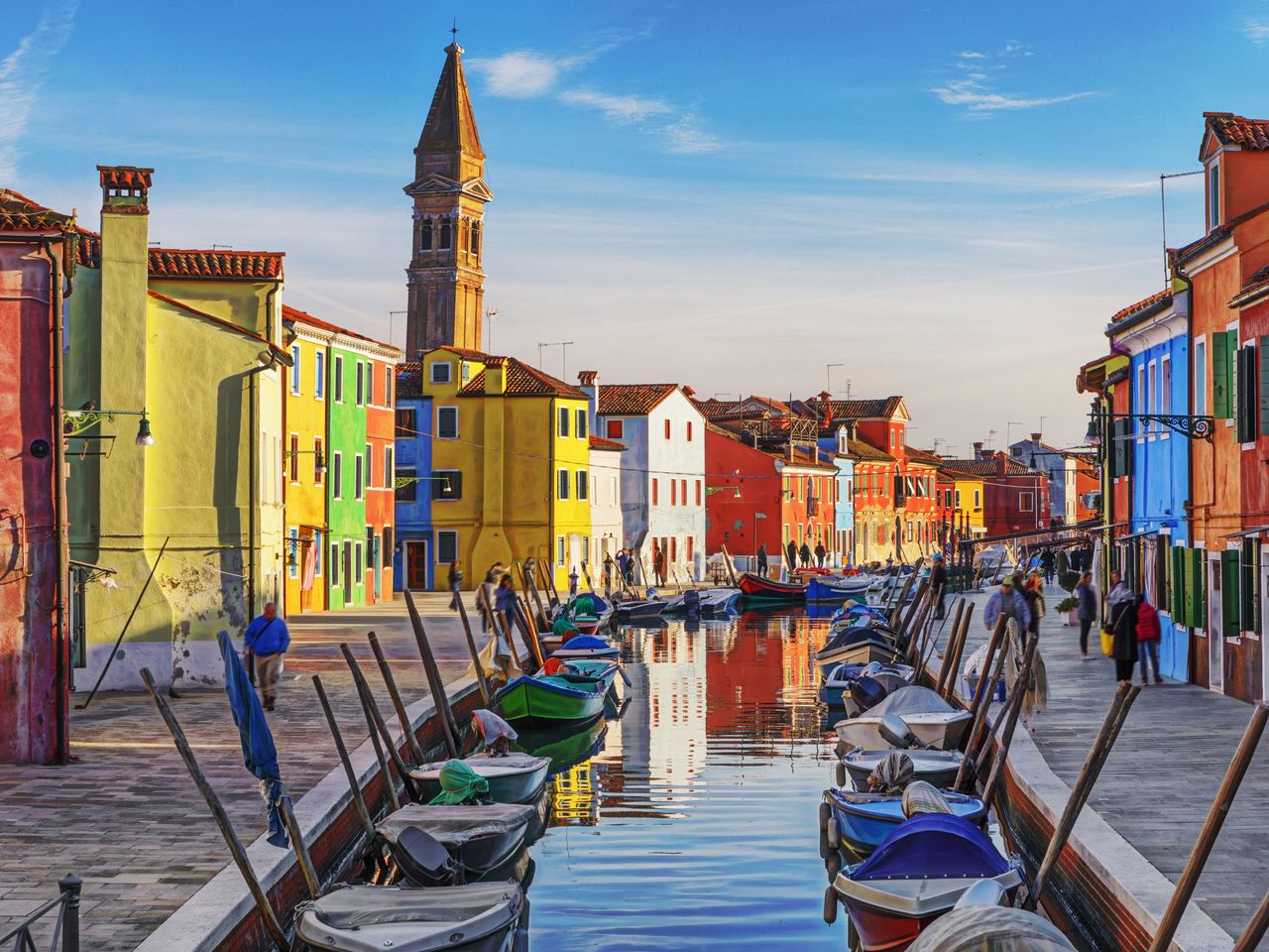 Blick auf den Kanal und bunte Fischerh&auml;user in Burano