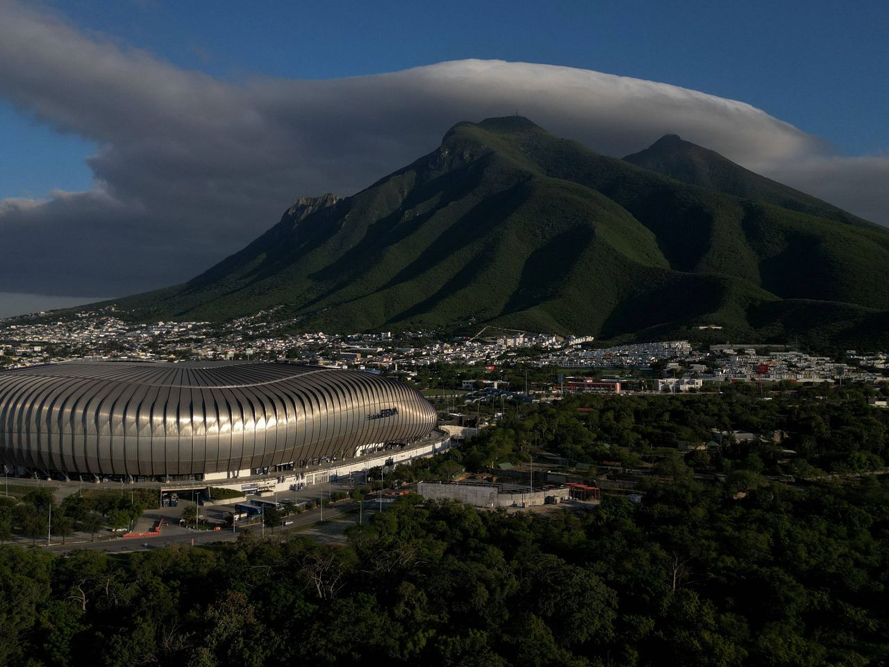 Au&szlig;enansicht Estadio BBVA Bancomer und Cerro de la Silla