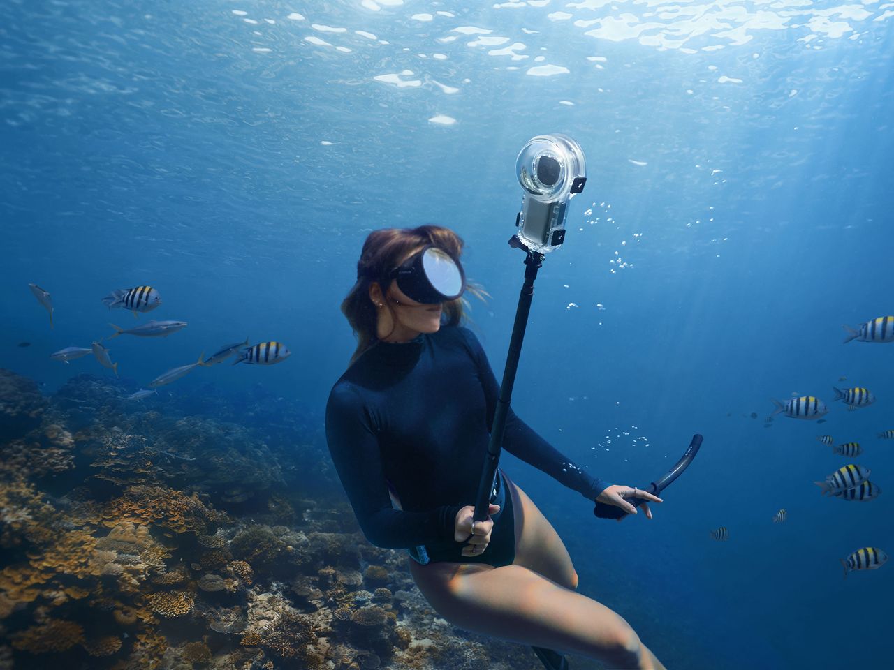 Frau taucht mit der 360-Grad-Actioncam von Insta360