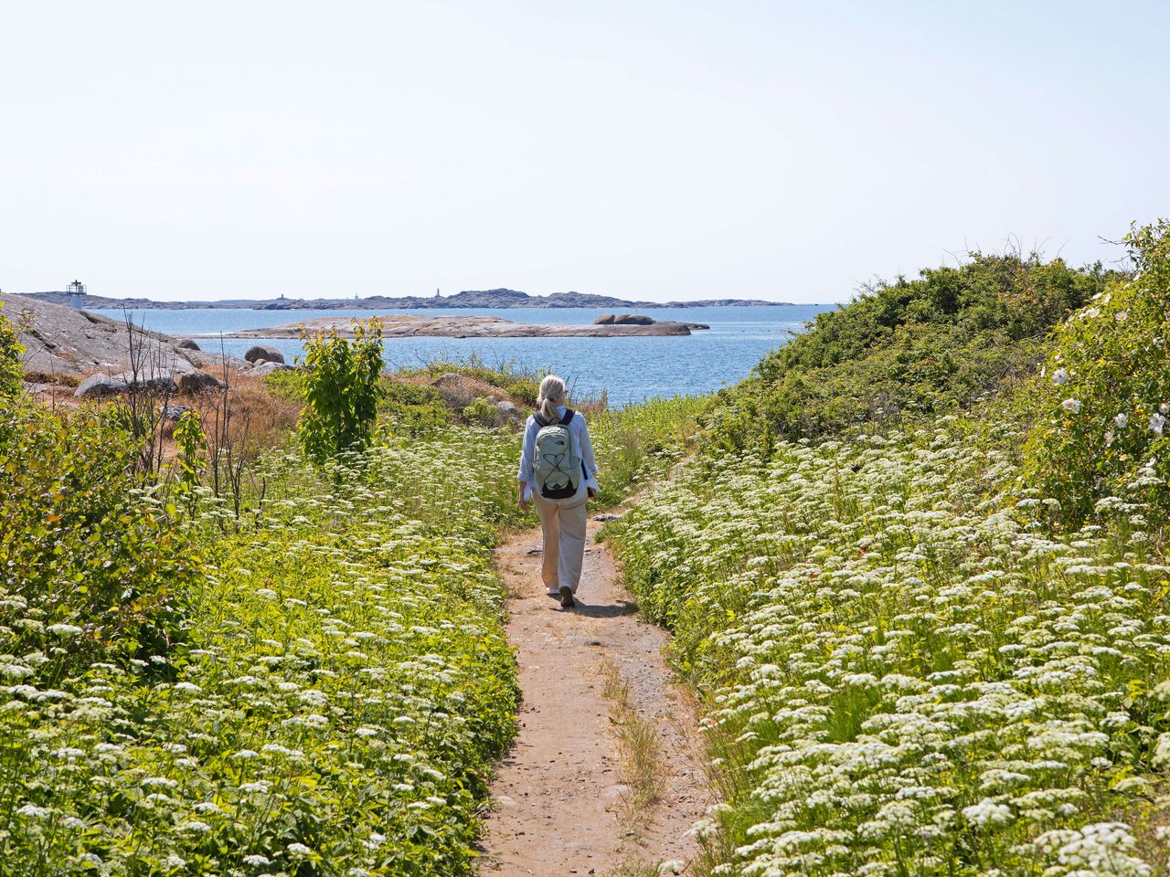 Frau wandert auf der Schäreninsel Hönö, Schweden