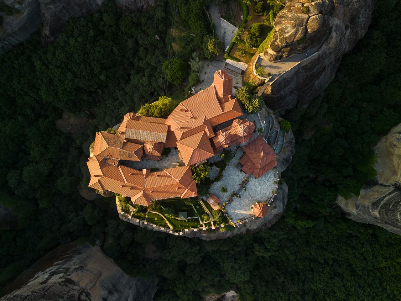 Blick auf die berühmten Klosteranlagen von Meteora, Griechenland