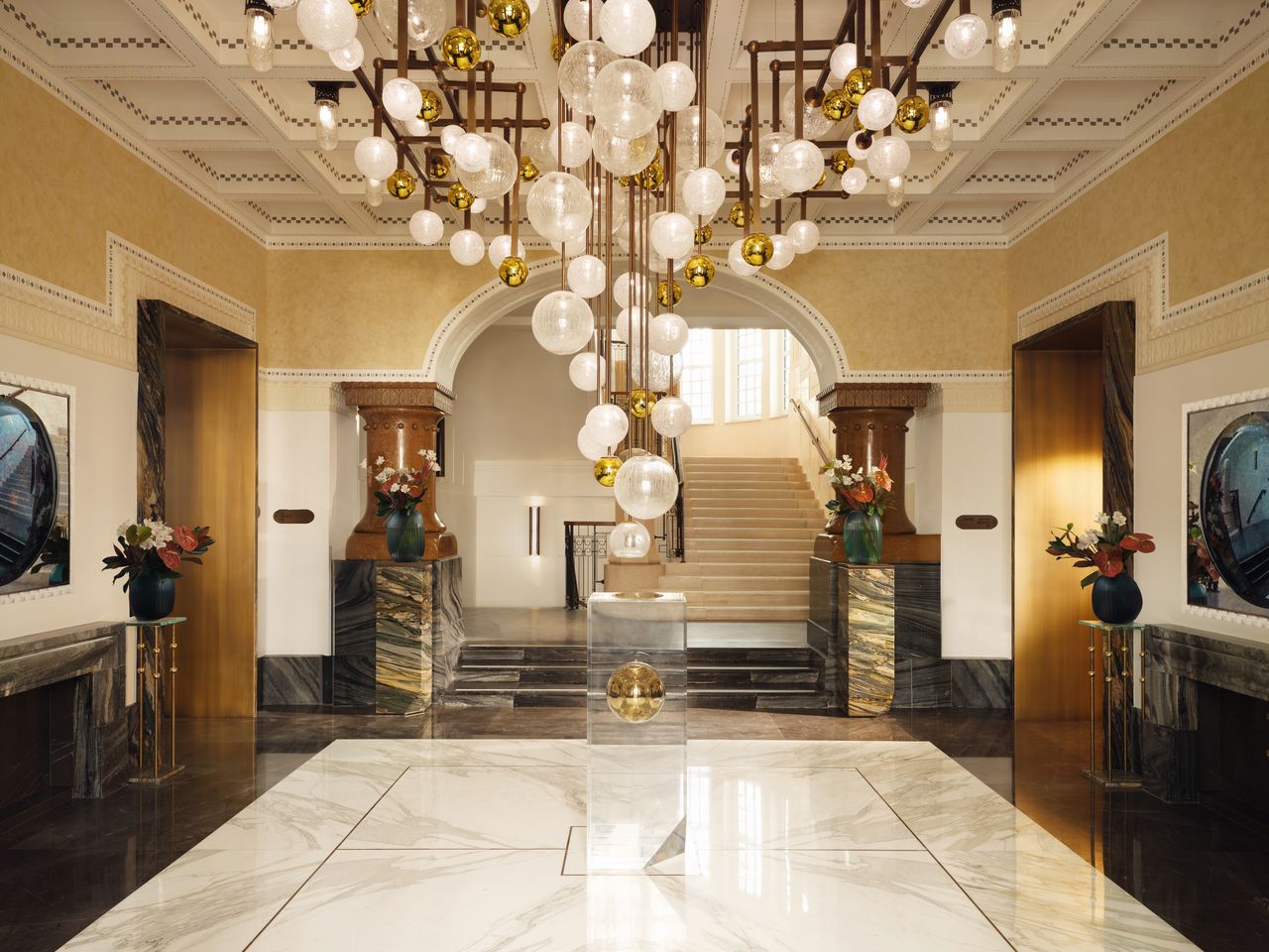 Kugellampen im Eingangsbereich des Mandarin Oriental Wien