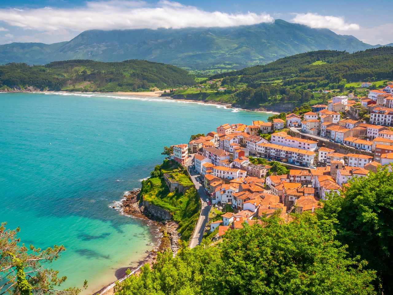 Das Fischerdorf Llastres thront über dem Meer