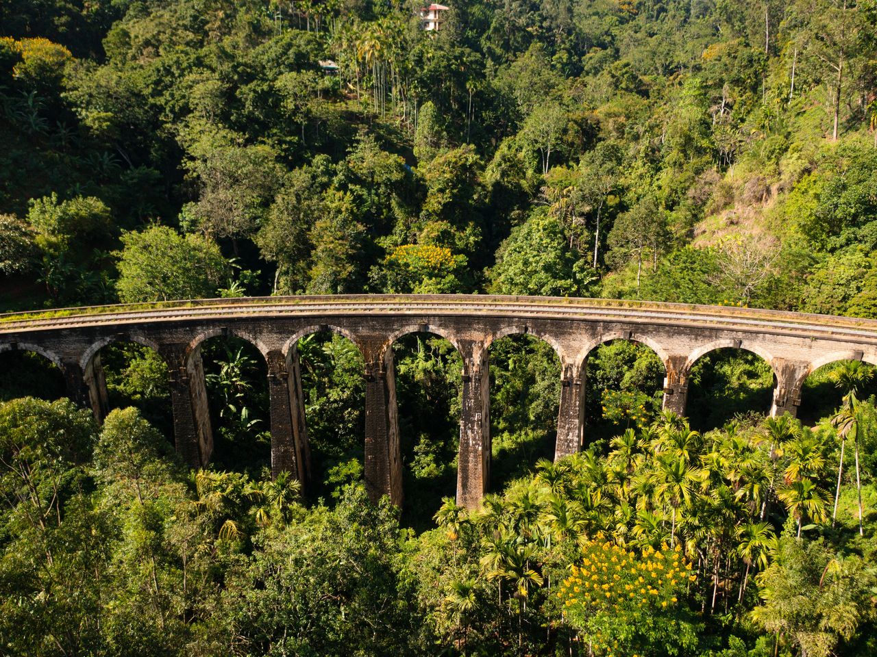 Luftaufnahme der Nine Arches Bridge bei Ella