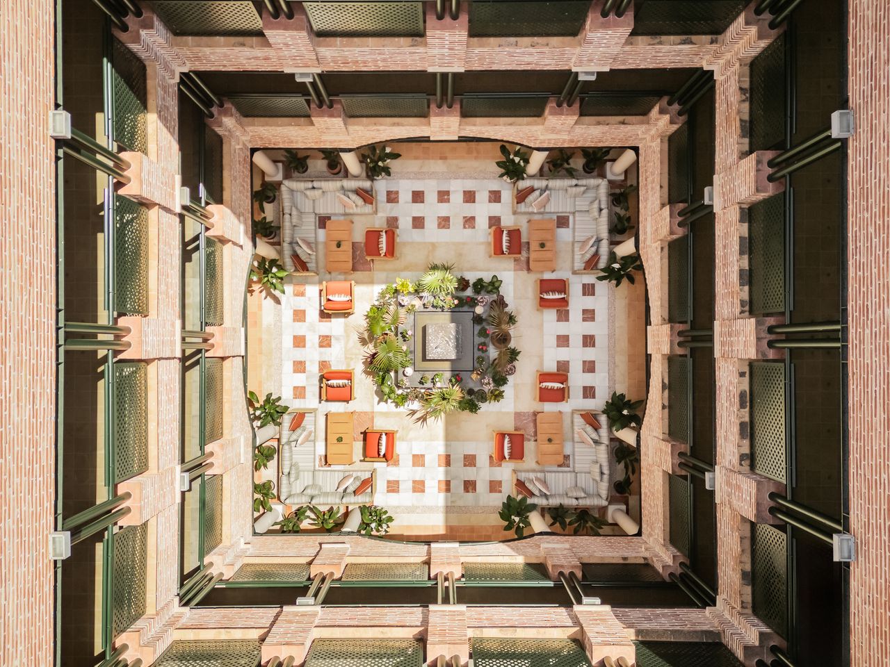 der Innenhof des Hotels Gran Marbella Resort & Beach Club, von oben