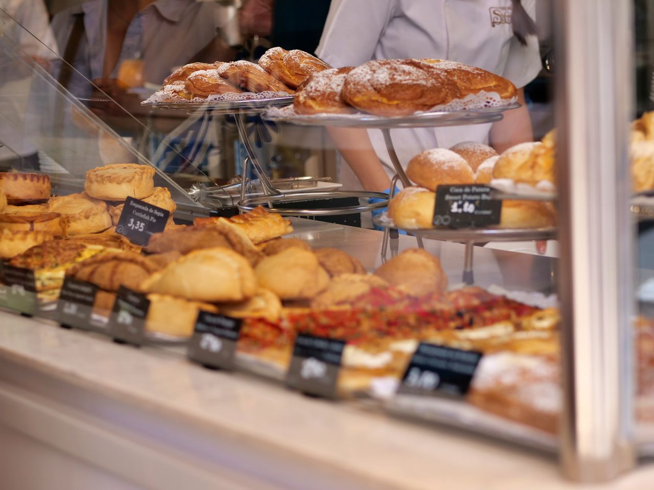 Schauglas in einer Bäckerei auf Mallorca