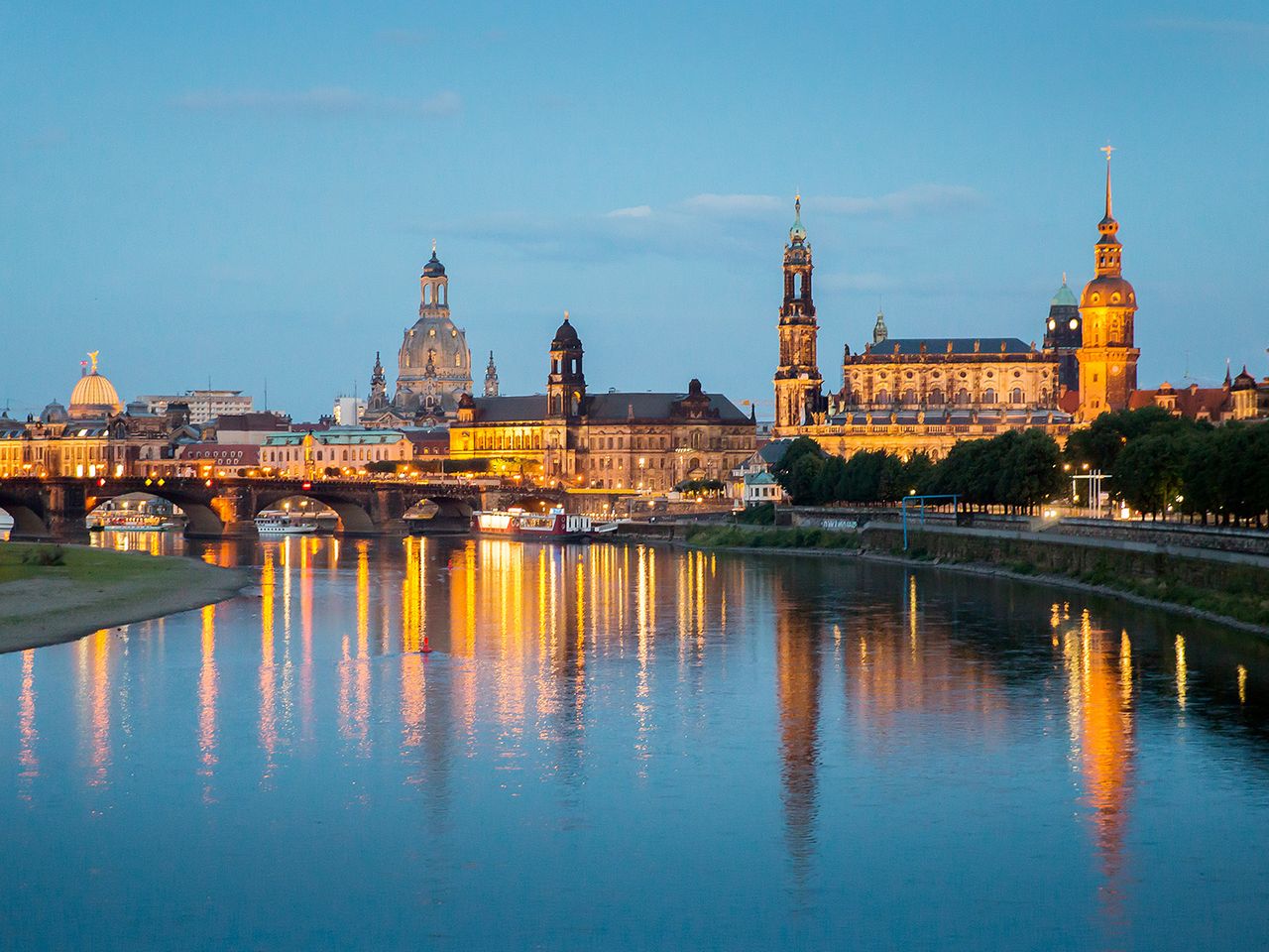 Die Skyline in Dresden bei Dämmerung.