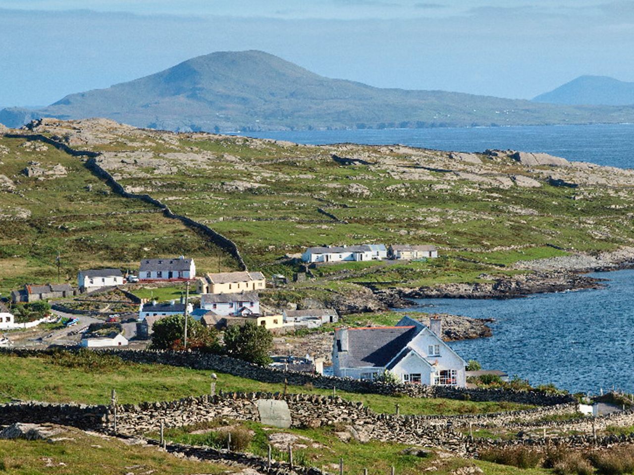 Blick auf Häuser der Insel Inishturk