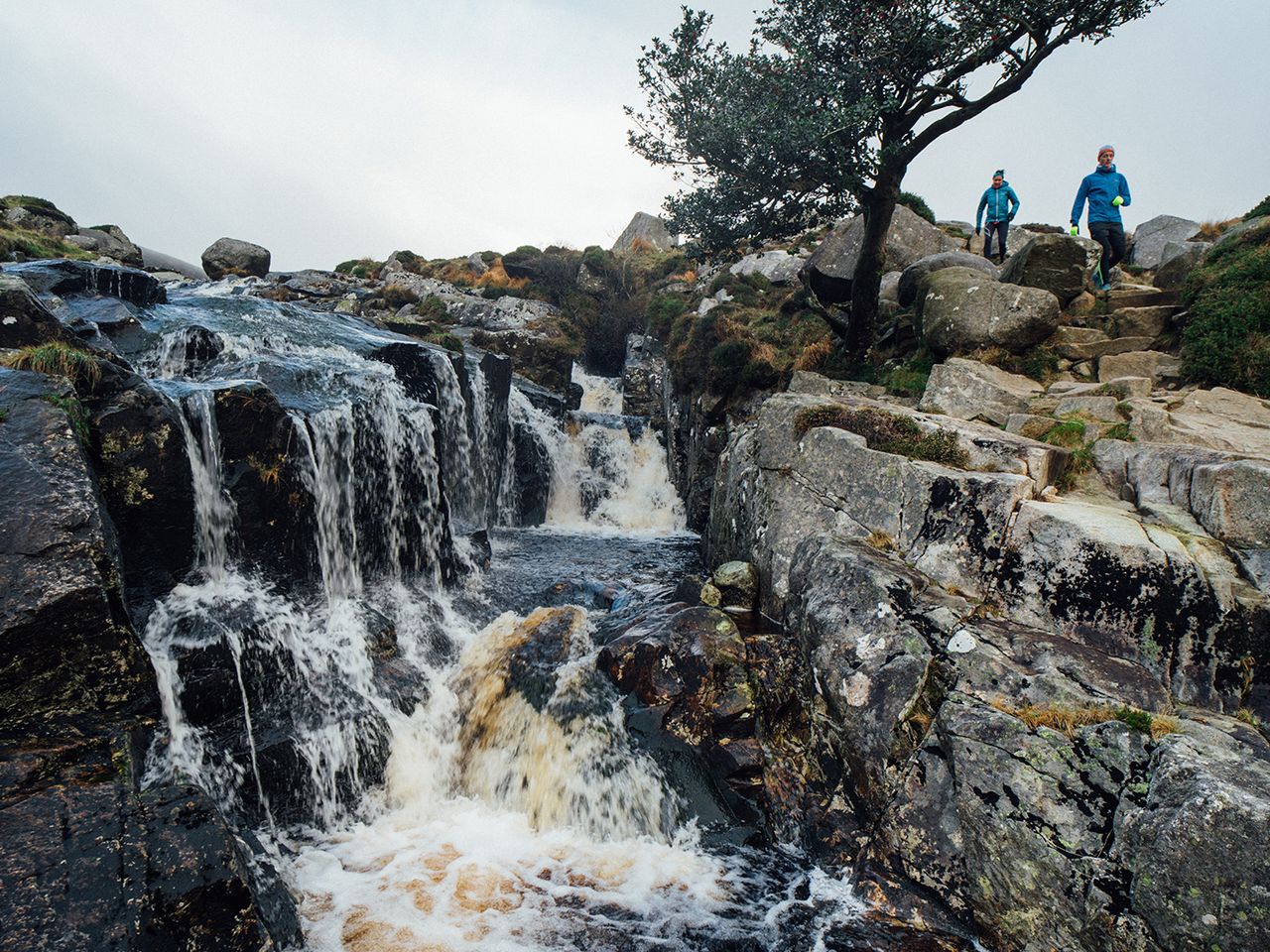 Wasserfälle und Seen durchziehen die Wicklow Mountains.