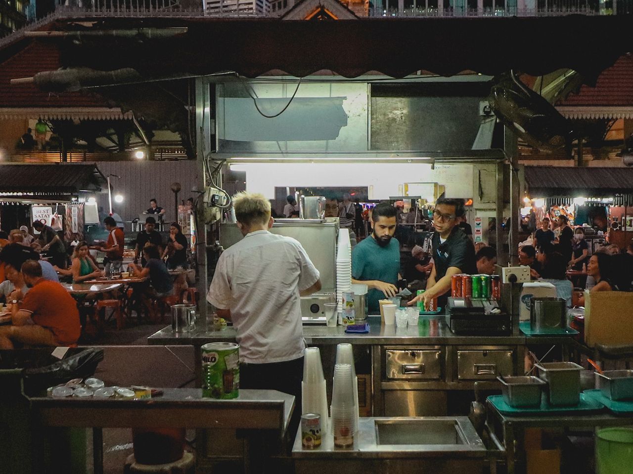 Reges Treiben in einem Hawker Centre in Singapur