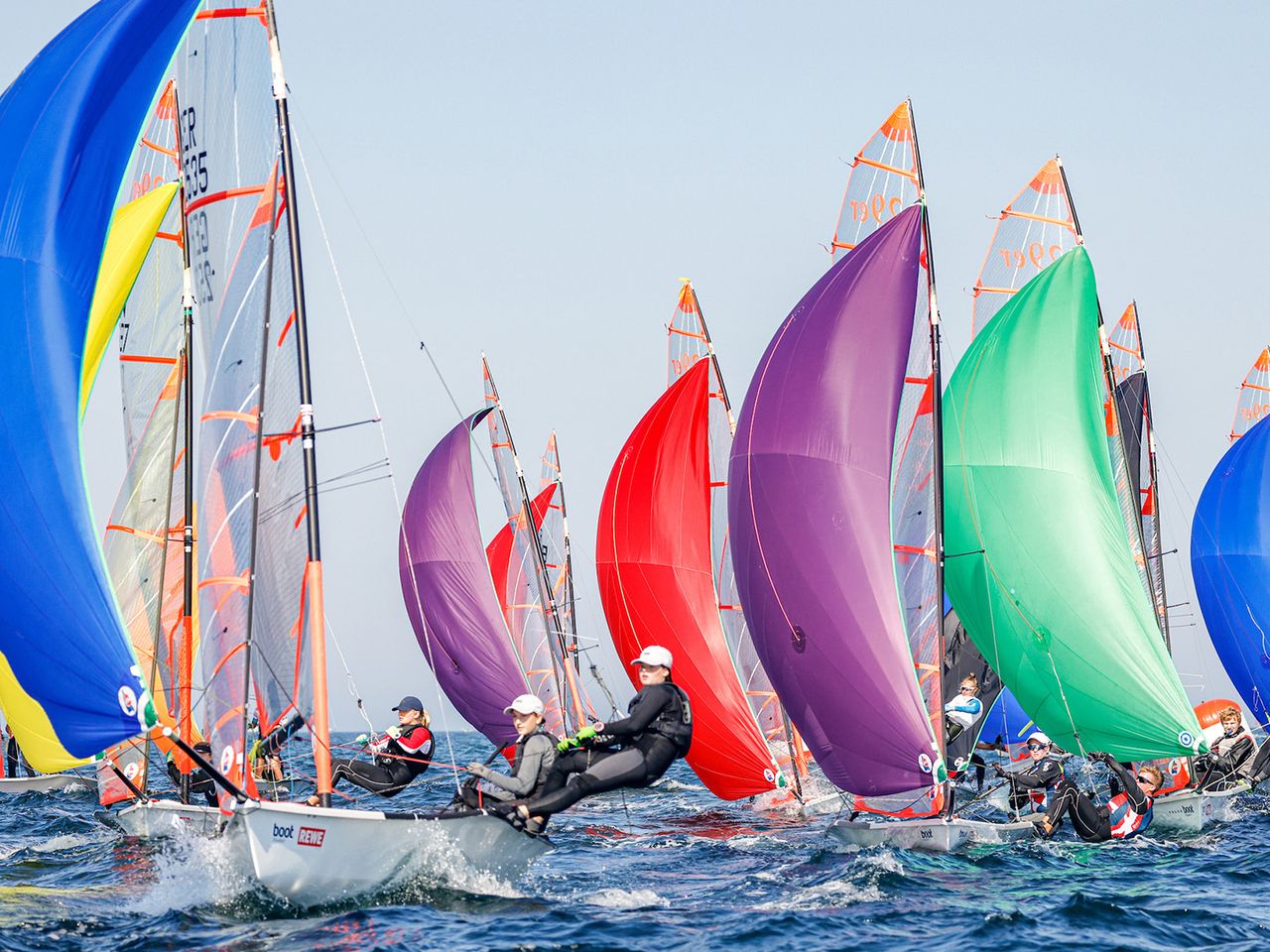 Bunte Segelschiffe auf der Kieler Förde
