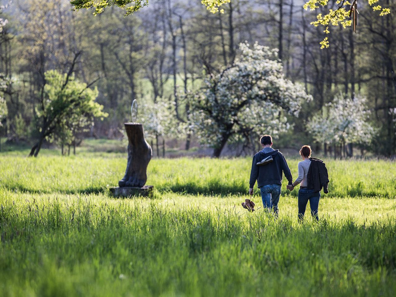 Personen spazieren durch die Lüneburger Heide