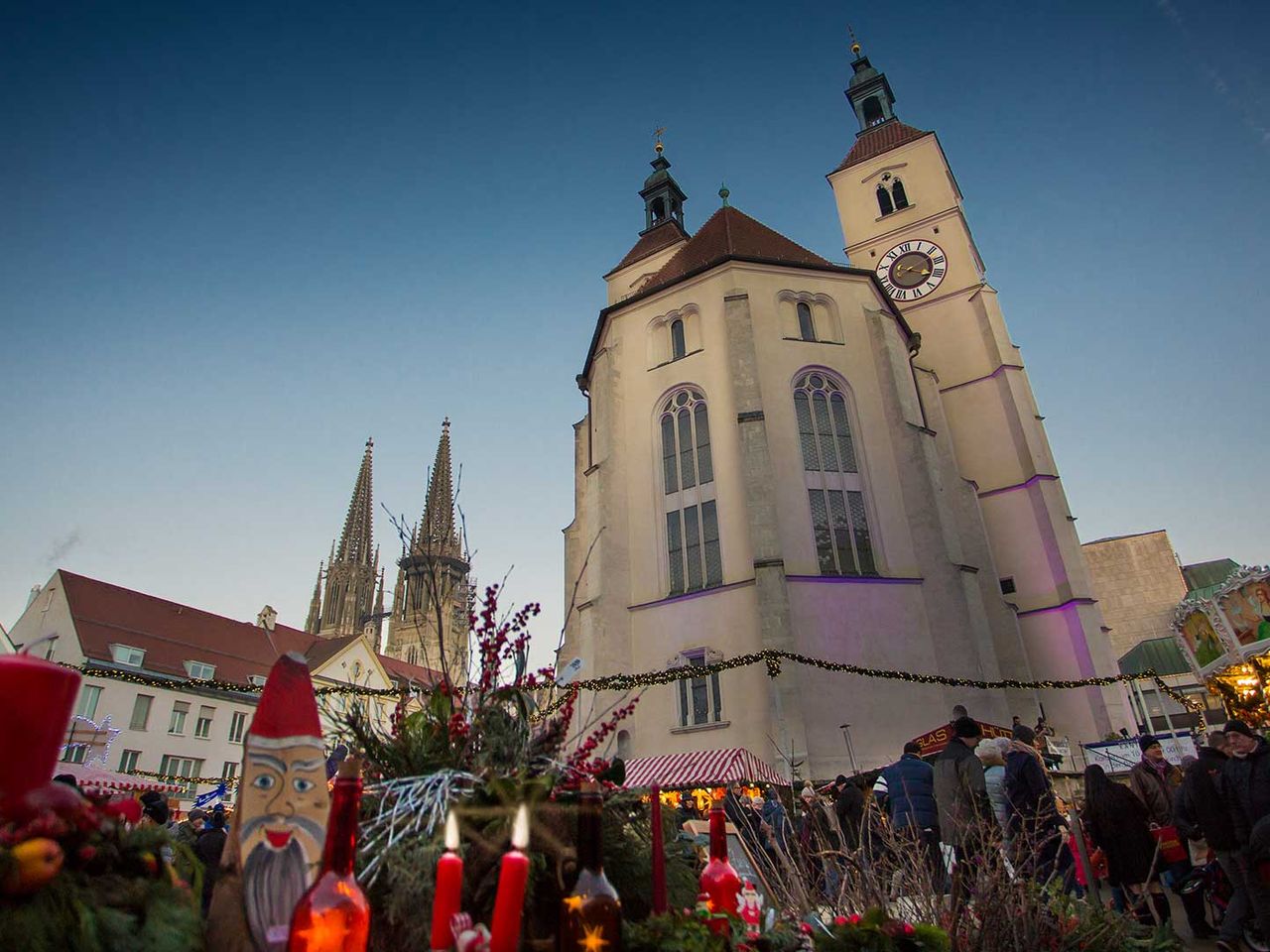 Weihnachtsmarkt auf dem Neupfarrplatz in Regensburg