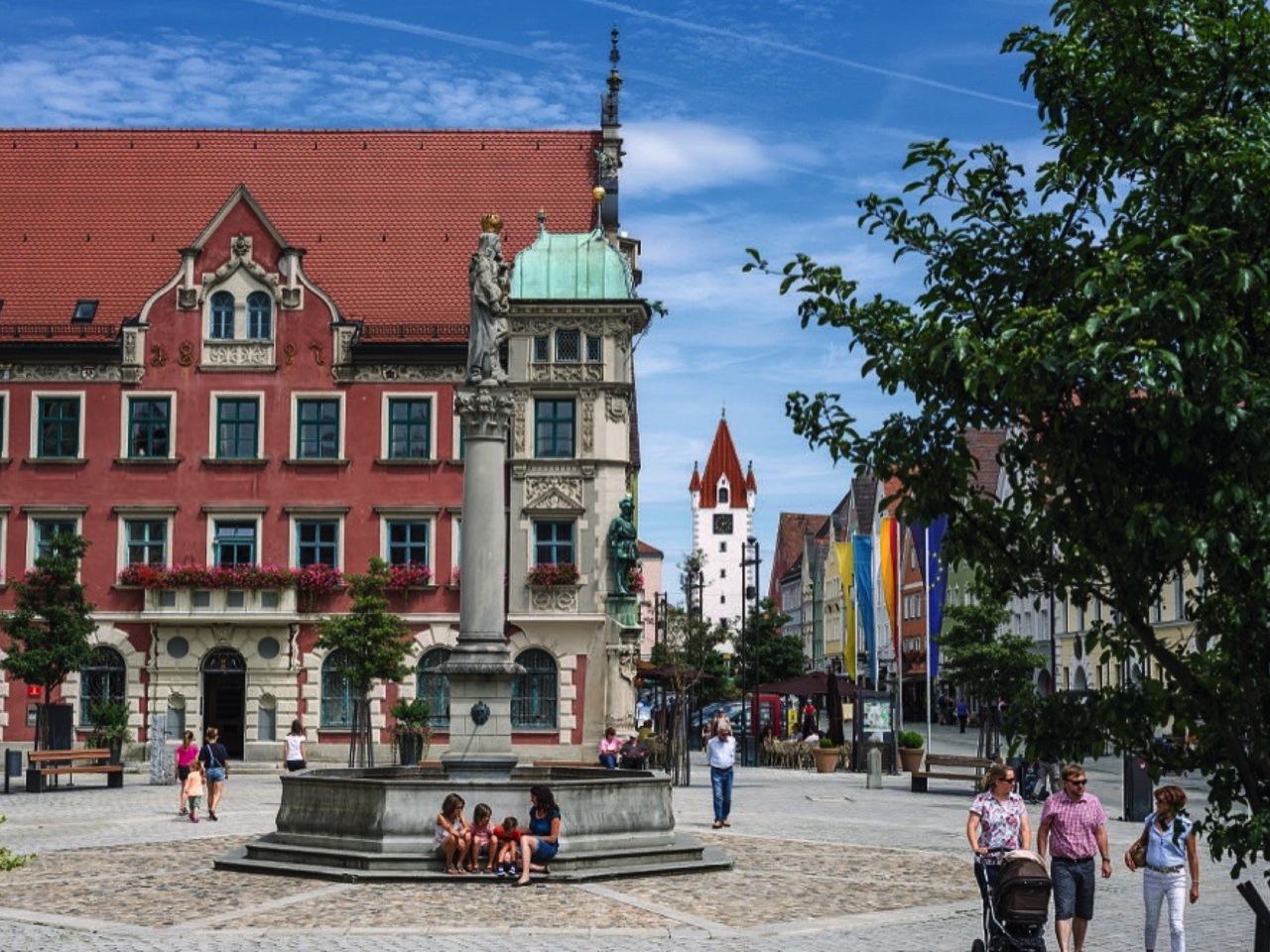 Blick auf den Marienplatz von Mindelheim im Allgäu