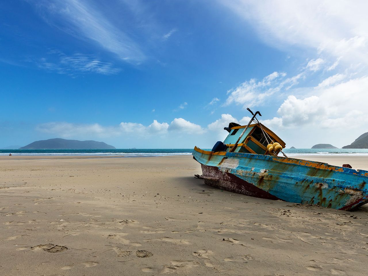 Fischerboot am Strand von Con Dao, Vietnam