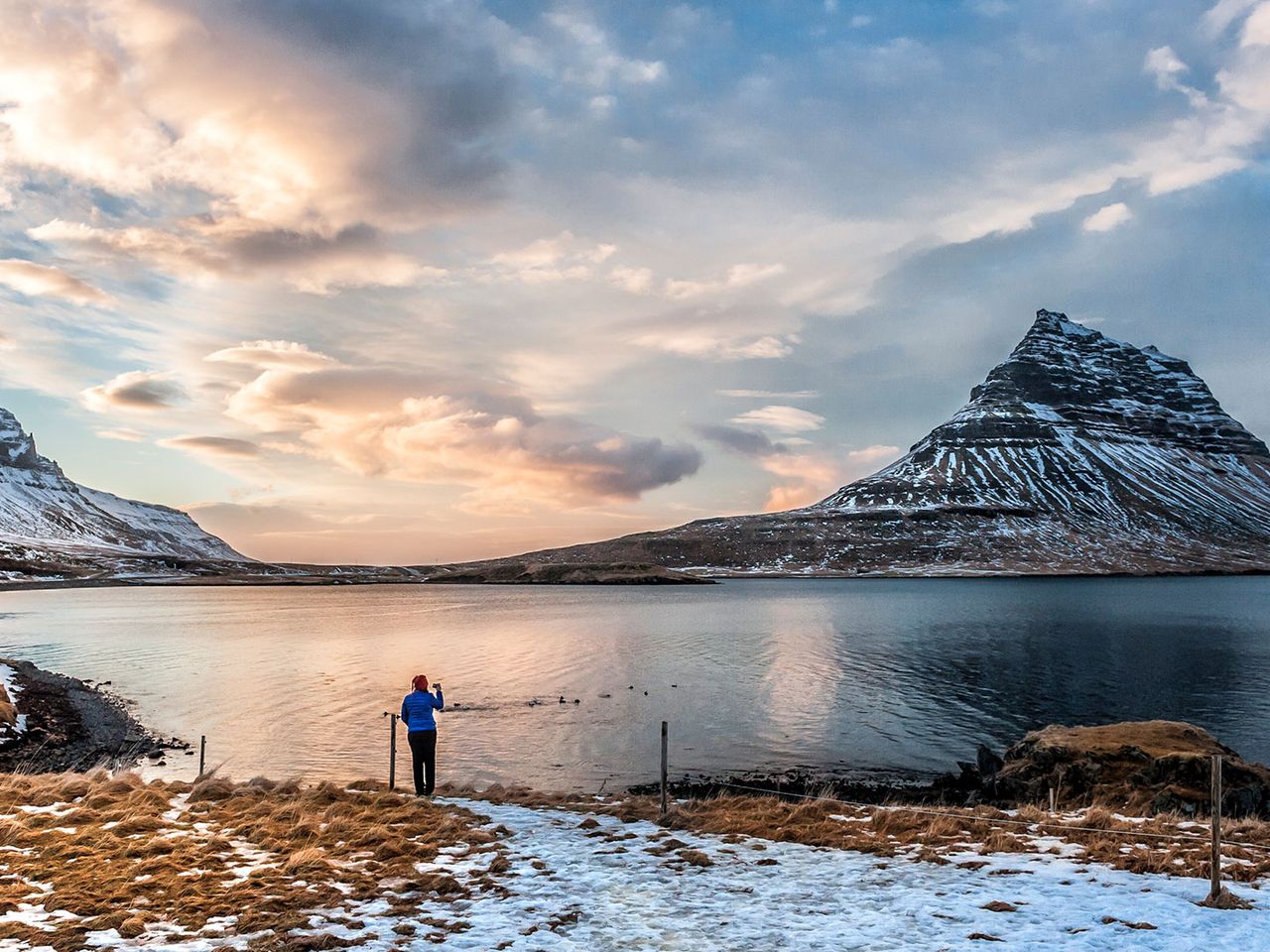 Person fotografiert Landschaft auf der Halbinsel Snæfellsnes