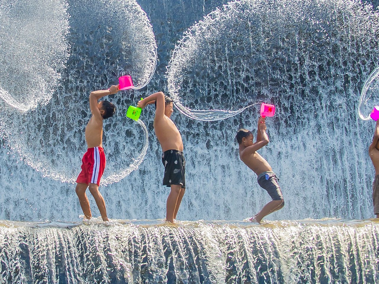 Spielende Kinder, Wasserfall auf Bali