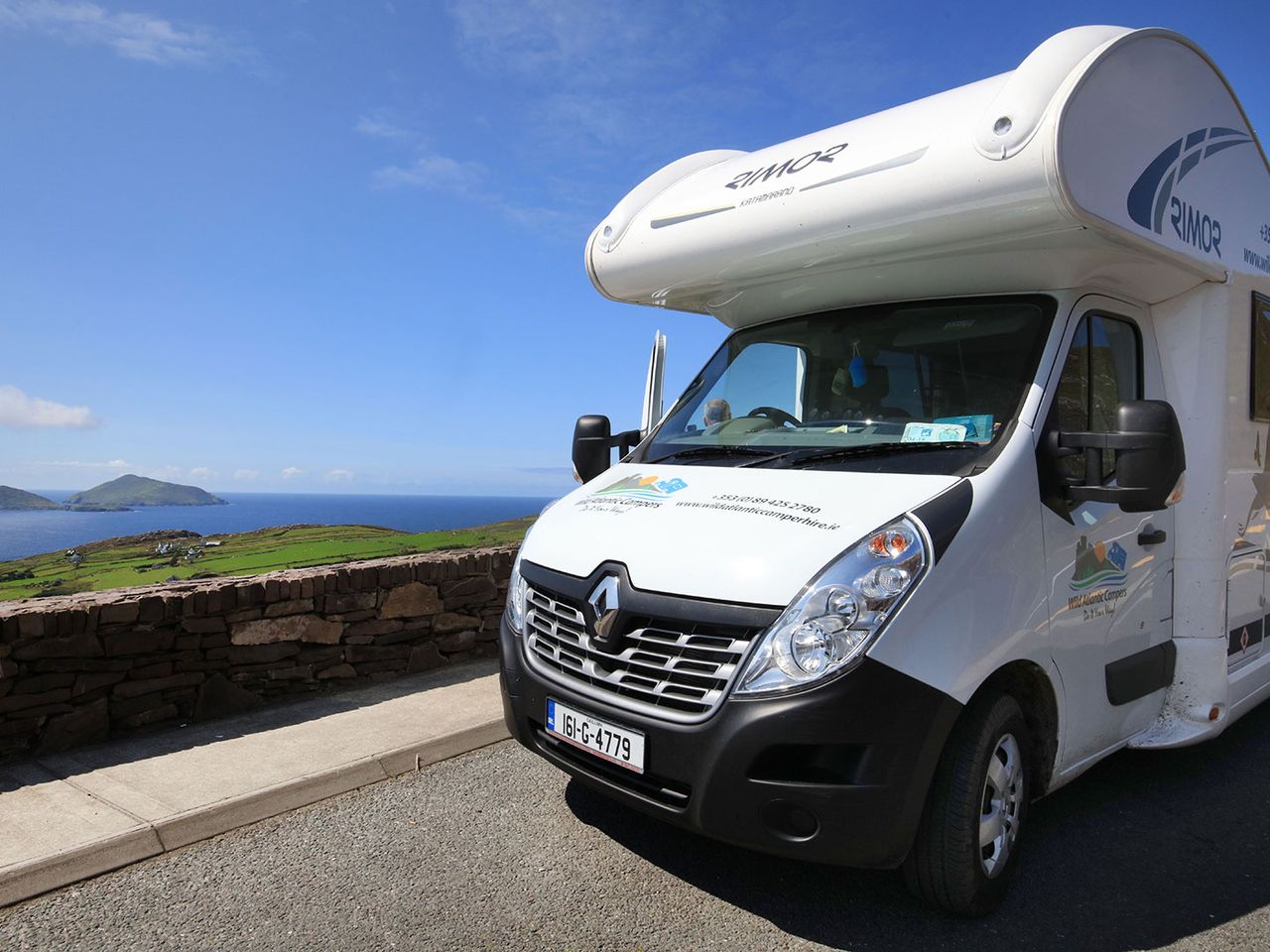 Ein Wohnmobil parkt entlang des Ring of Kerry in Irland