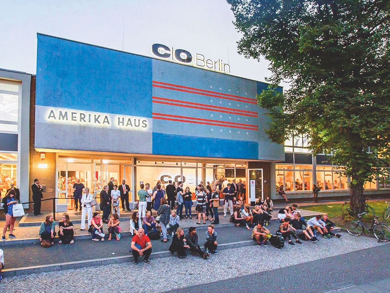 Belebter Vorplatz vor dem C/O-Galerie in Berlin Charlottenburg