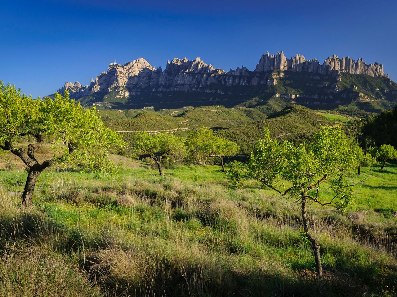 Drei-Berge-Route, Marganell und im Hintergrund der Montserrat