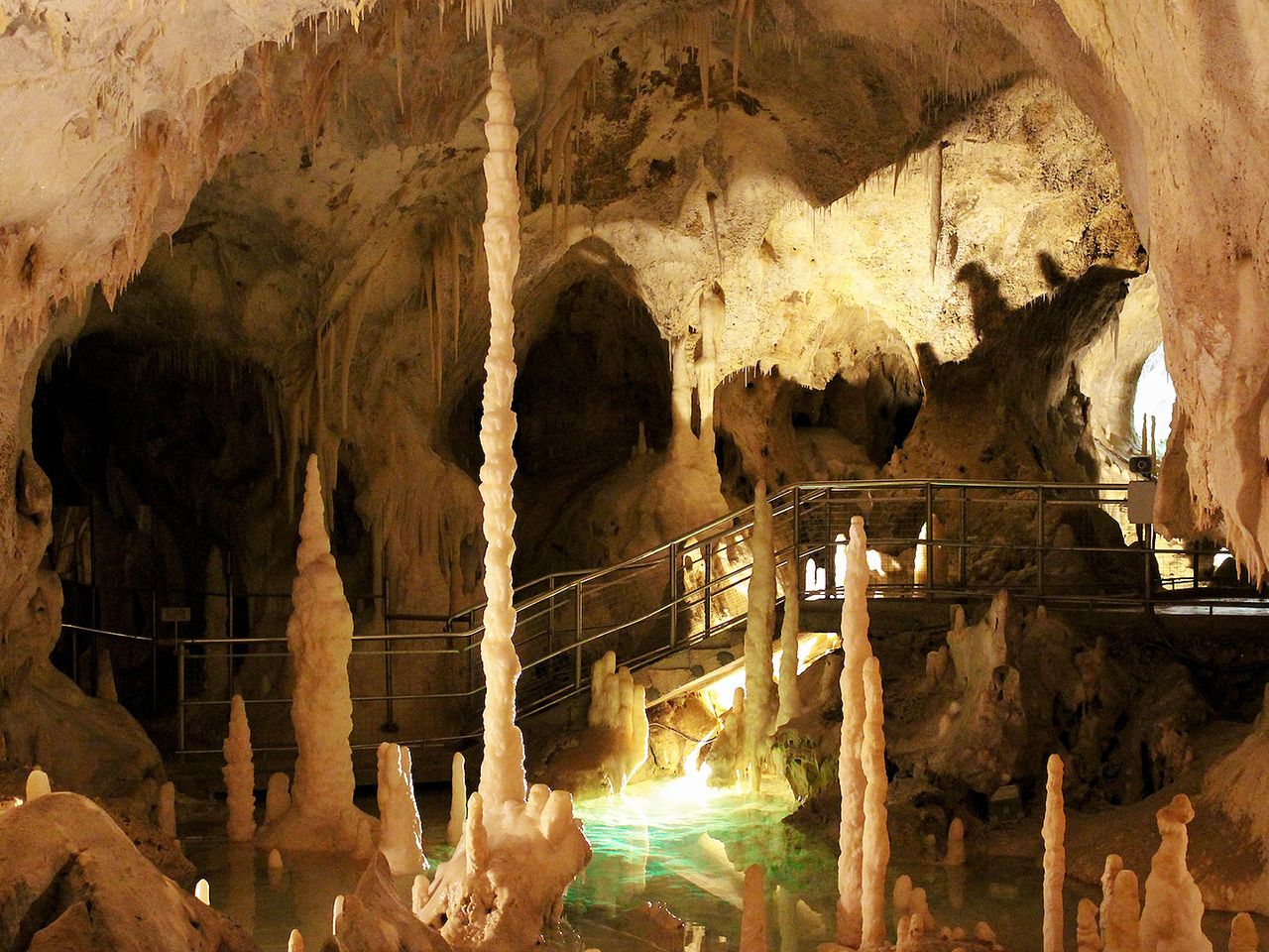 Stalagmiten in den Tropfsteinhöhlen von Frasassi