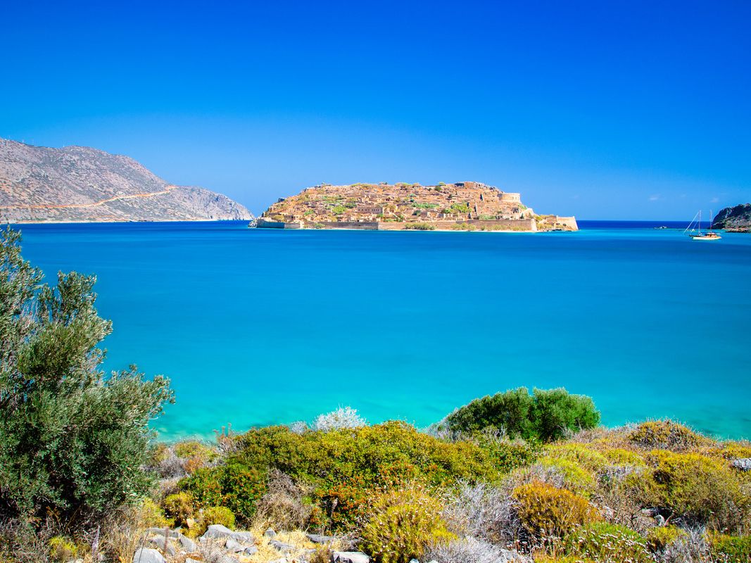 Am Horizont der Mirabello Bucht ist die Insel Spinalonga zu sehen.