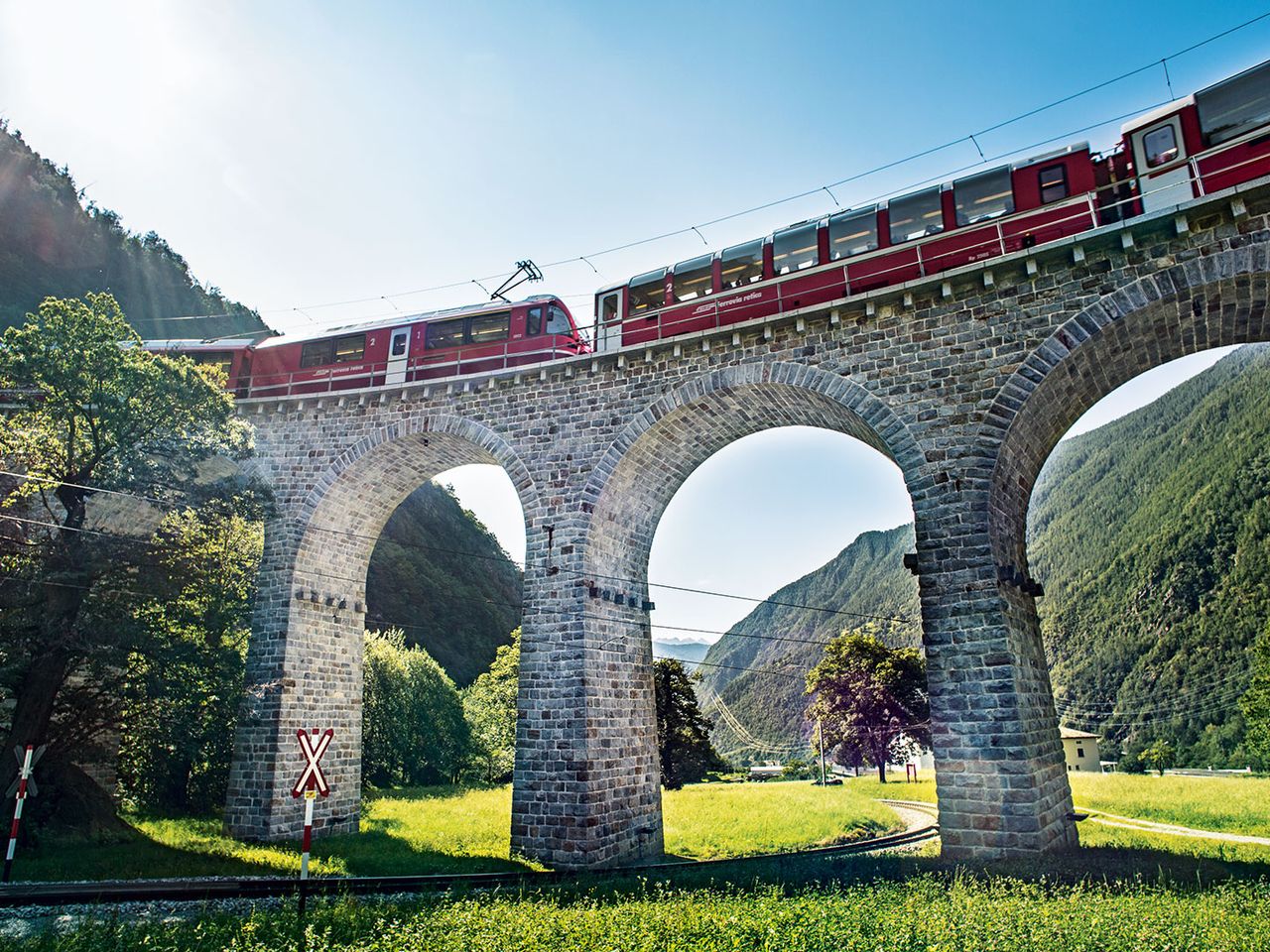 Bernina Express auf dem Kreisviadukt von Brusio