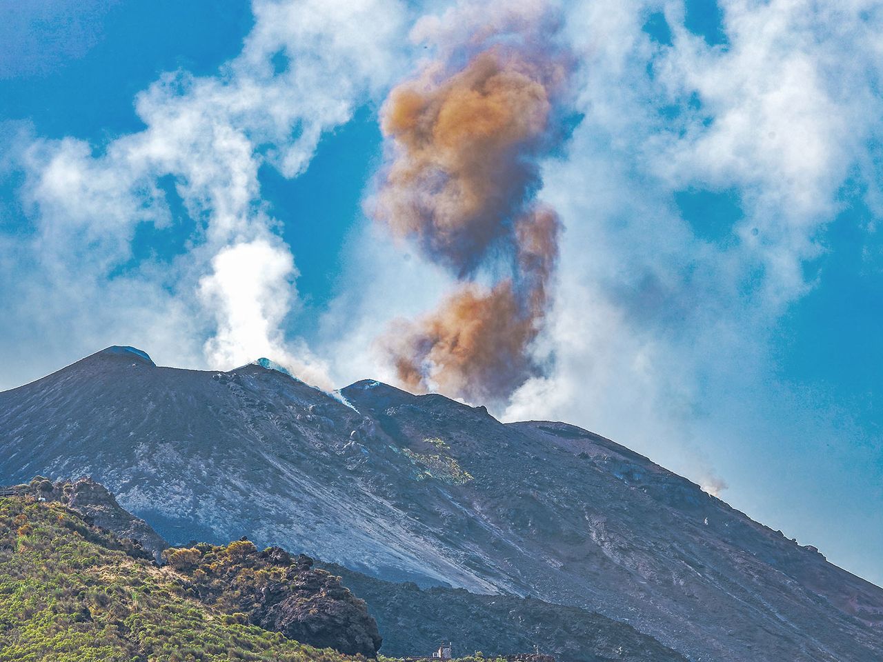 Die rauchenden Krater des Stromboli