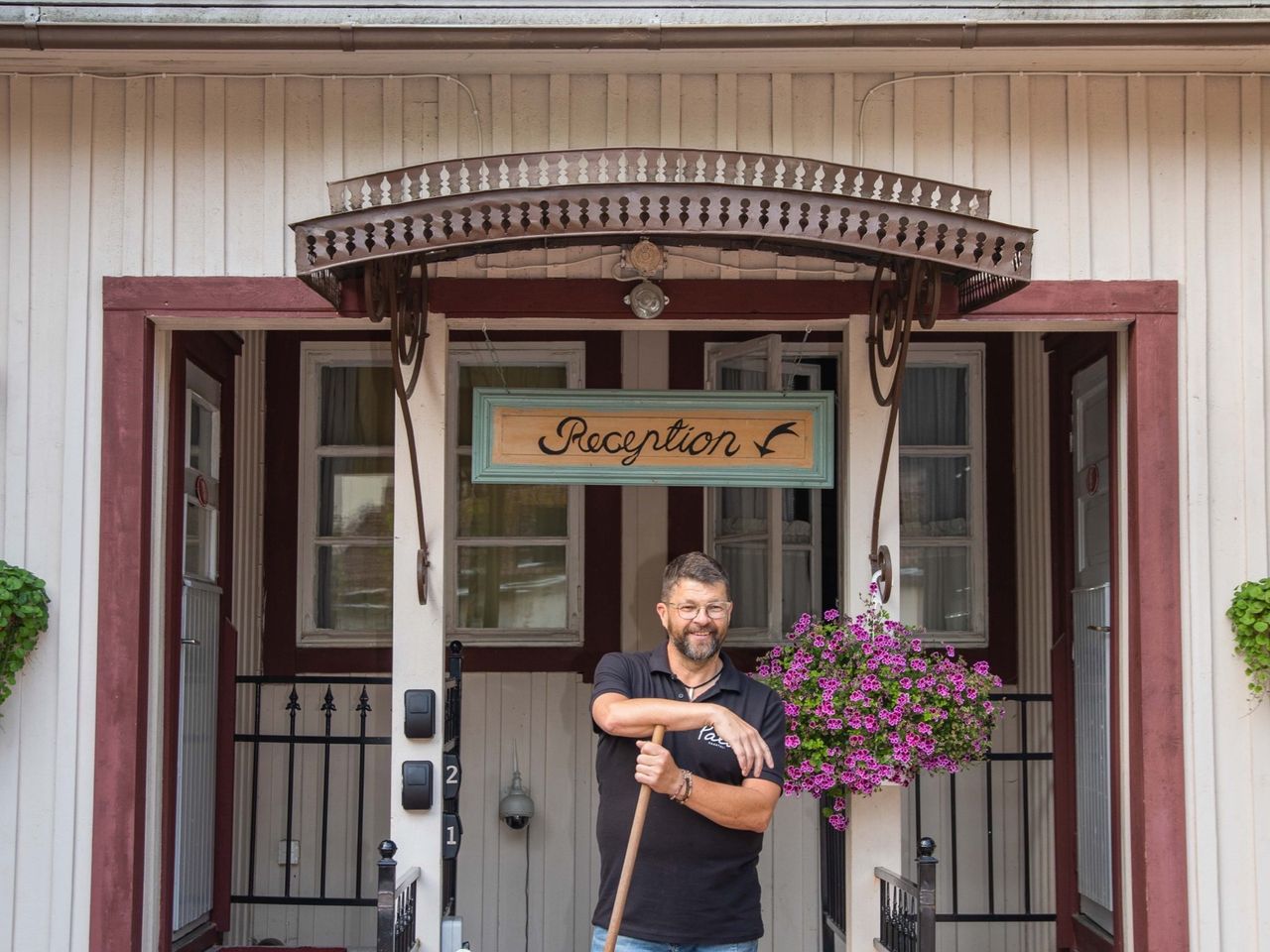 Hotel Palo in Finnland, Mitarbeiter vorm Eingang
