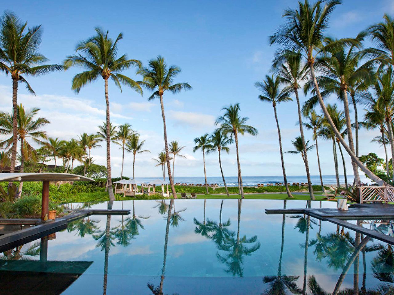 Der Infinity Pool des Four Seasons Hualalai und dahinter das Meer