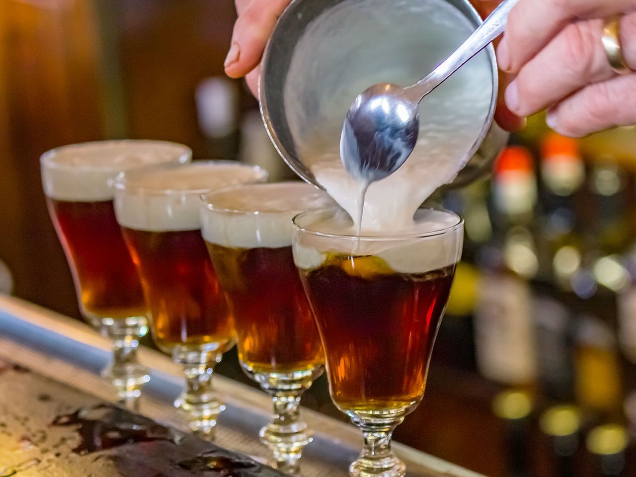 Ein Barkeeper serviert Irish Coffee im Buena Vista Cafe, San Francisco