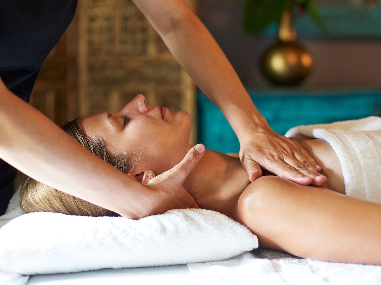 Frau bekommt Massage, vabali spa